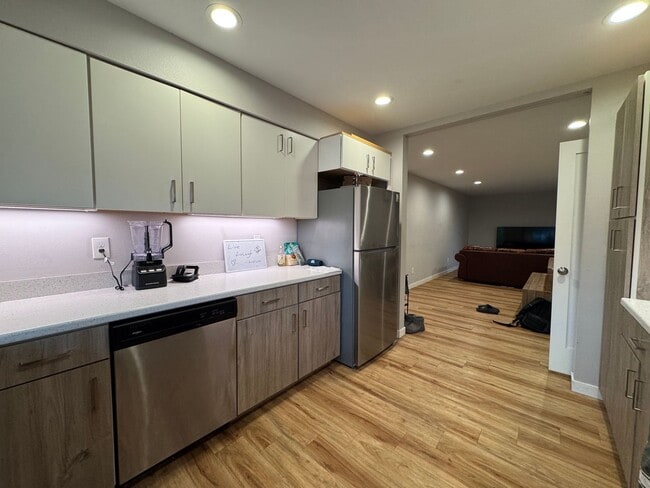 Building Photo - 6 Bed 5 Bath House Newer Updated Near Happy Valley, Fairhaven, WWU