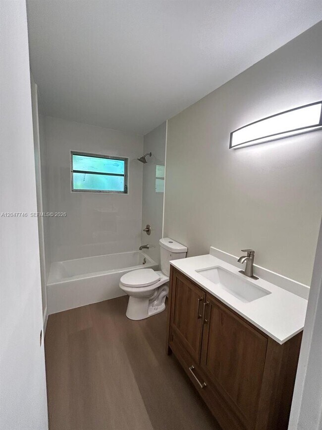 Building Photo - 114 S Lakeside Dr