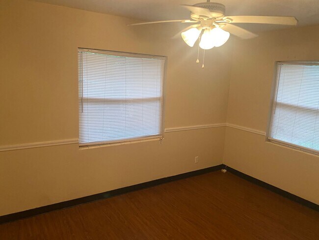 Building Photo - Spacious 2 BR 1 BA Located in Myers Park. ...