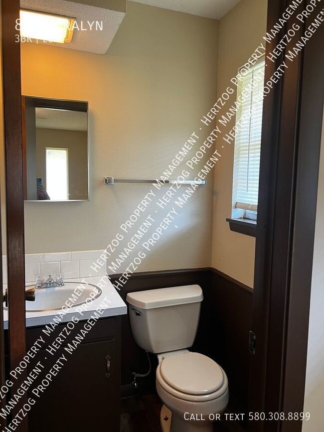 Building Photo - 826 Saralyn-