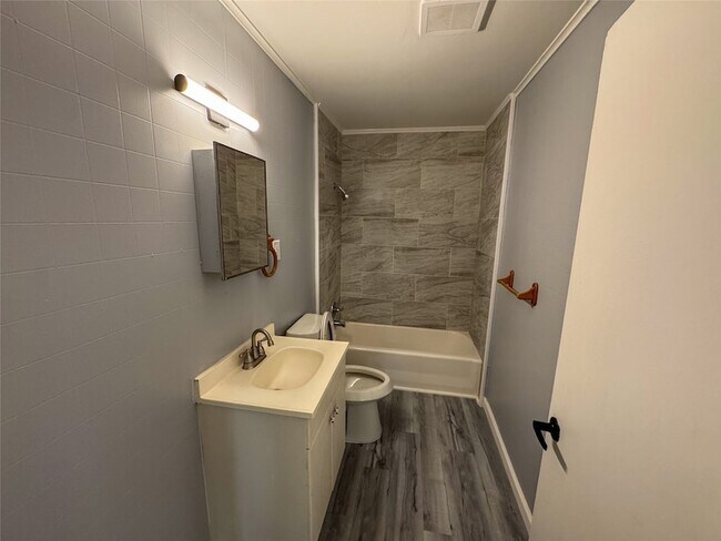 Building Photo - 1326 W Shepherd St