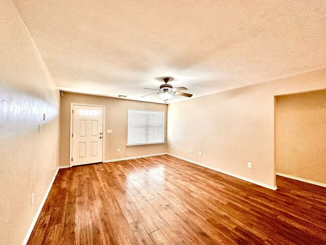 Building Photo - Newer 3 Bedroom off I-240