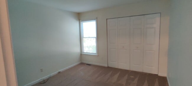 Building Photo - 3 bedroom home with fenced rear yard