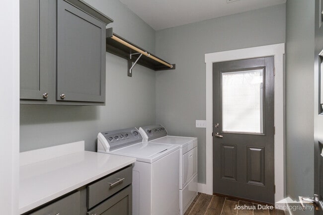 Building Photo - Pre-Leasing Modern Style Home Minutes from Campus and Downtown Fayetteville