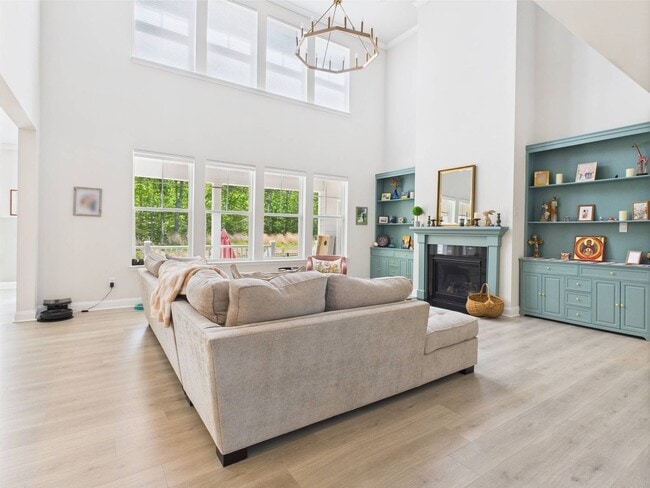 Building Photo - Stunning 5 Bedroom 4.5 Bathroom Located in...