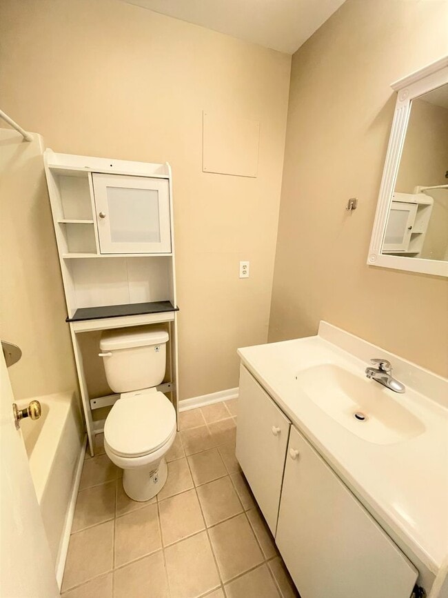 Building Photo - Sleek, Stylish 2br 2ba upper level condo in Chancellor Square, walking distance to Campus, downtown!