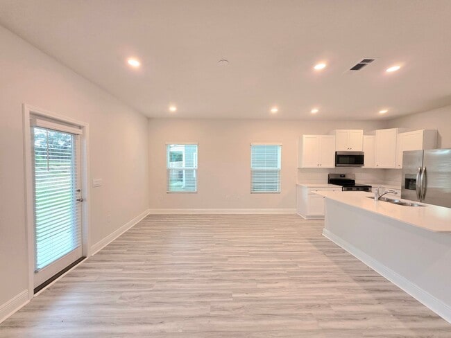 Building Photo - 3-Bedroom Townhome