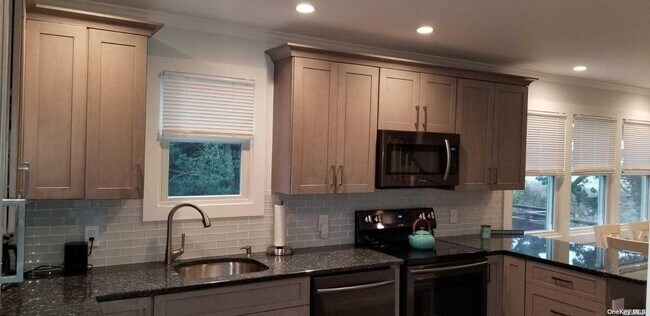 Building Photo - 7 Crescent Walk