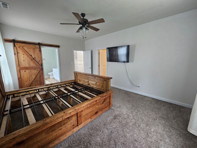 Building Photo - Spacious & Renovated 3 Bed Townhome w/ Garage