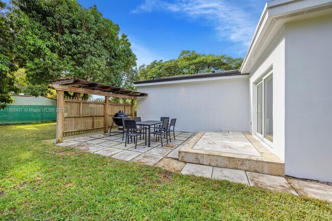 Building Photo - 5827 SW 69th Ct