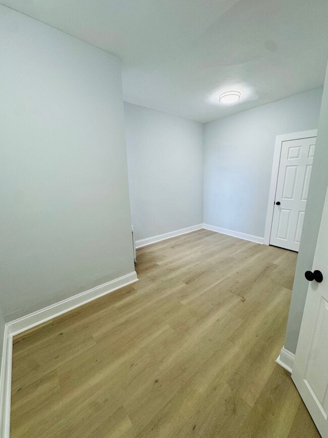 Building Photo - Remodeled Large 3bd/1.5 House with Rear ya...