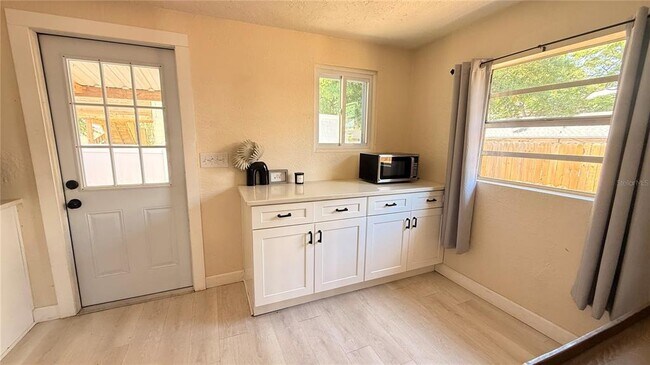 Building Photo - 905 Jones St