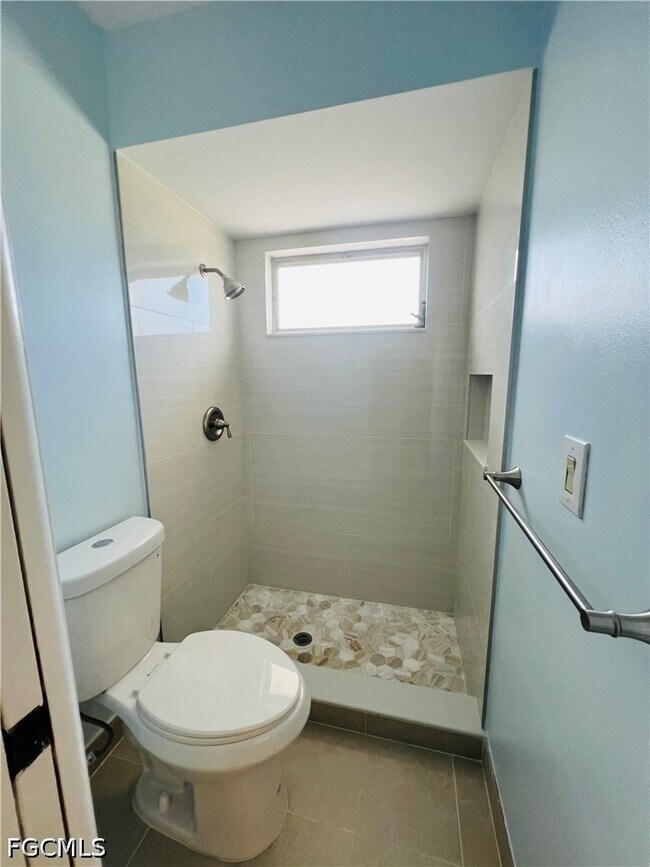 Building Photo - 1406 SE 2nd Pl