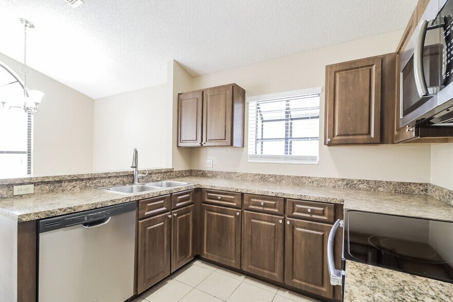 Building Photo - 164 Lakebreeze Cir