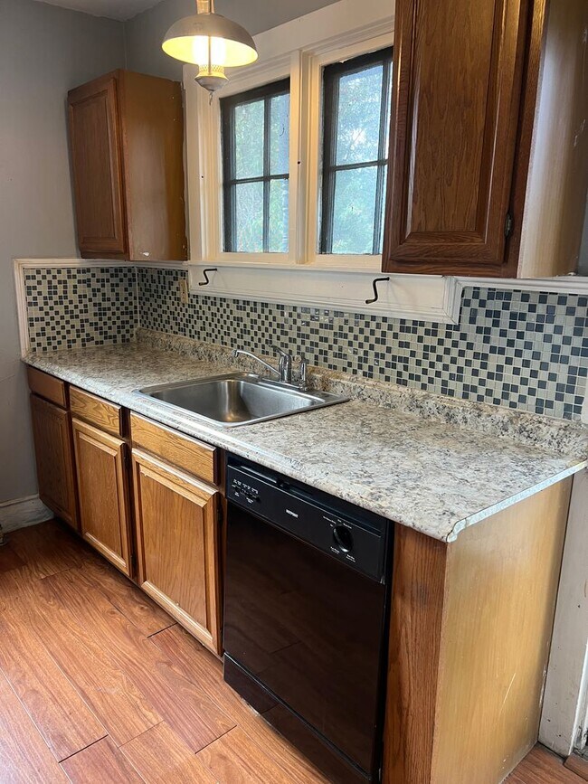 Primary Photo - 919 E King St