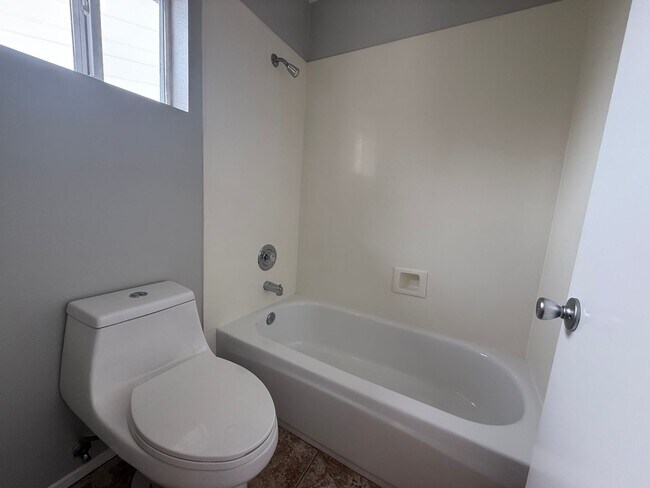 Building Photo - 4 bed, 3 bath Townhouse in Gated Community...