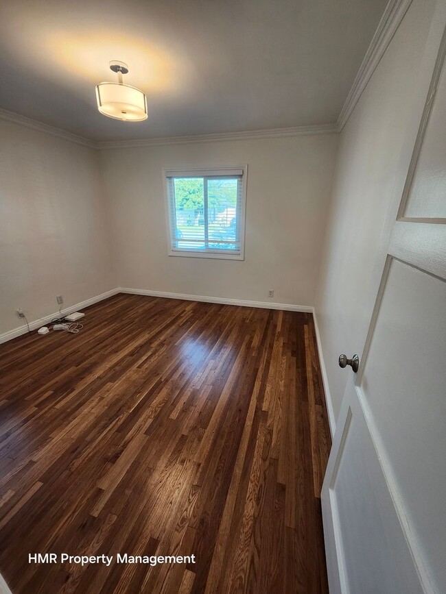 Building Photo - Renovated 2-Bedroom, 1-Bathroom Home in Ba...