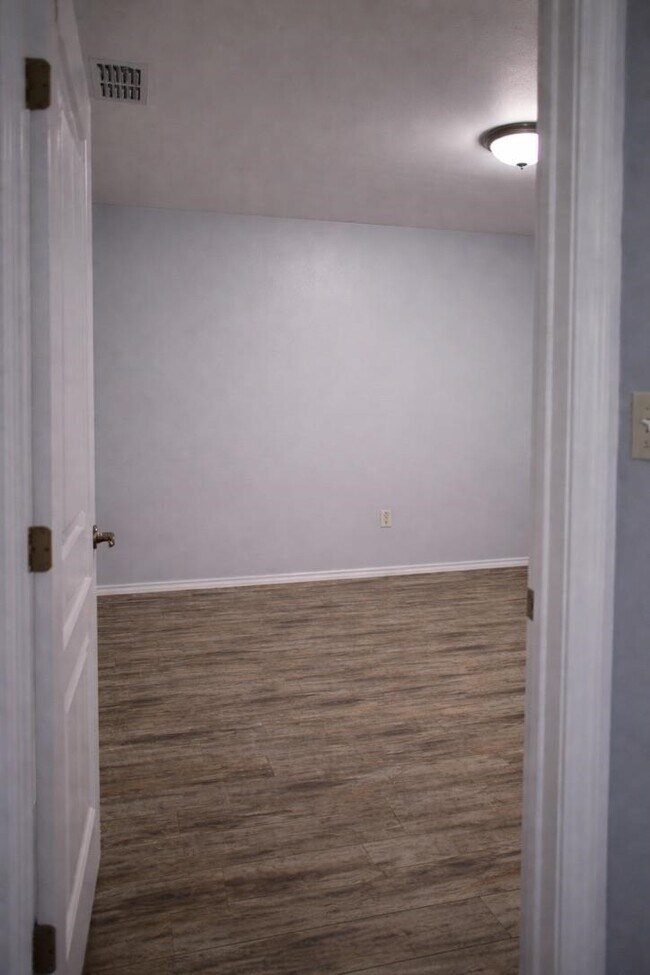 Building Photo - 427 Peyramale Ct