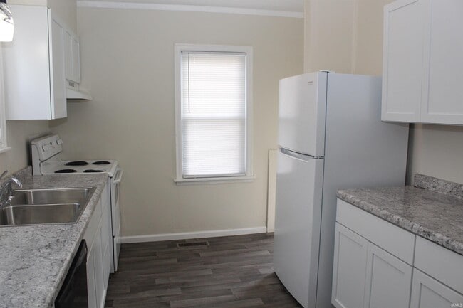 Building Photo - 2100 E Gum St