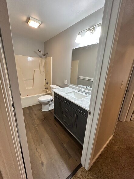 2nd Floor Full Bathroom - 556 Becker St
