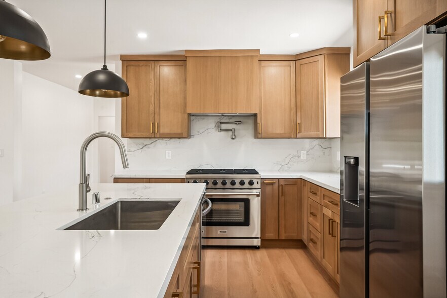 Kitchen - 4702 Kraft Ave