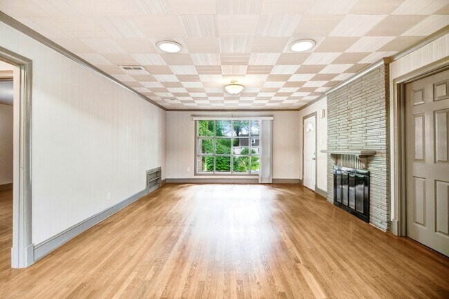 Building Photo - 105 Pineland Cir