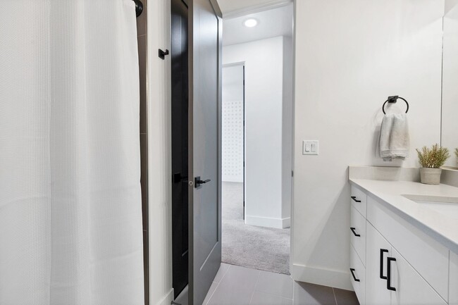 Building Photo - Lovely, Modern Townhome in Scenic Ivins