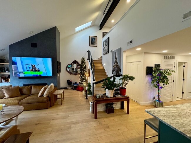 Building Photo - Beautiful 3 bedroom condo in CWE