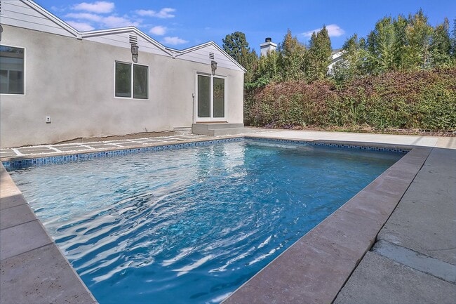 Building Photo - MOVE-IN READY 5BR w/pool + guest unit w/half bath!