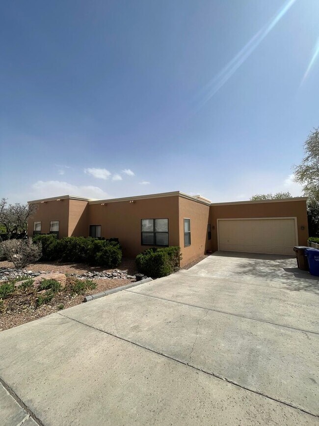 Building Photo - Beautiful 3 Bedroom/2.5 Bath w/ Office off...