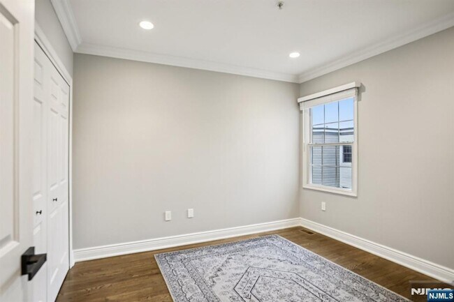 Building Photo - 343 The Promenade