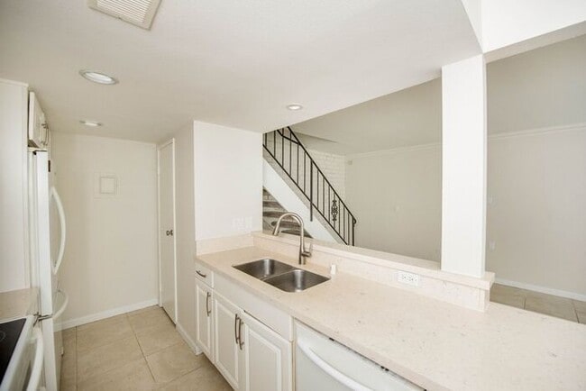 Building Photo - Huntington Beach Townhouse
