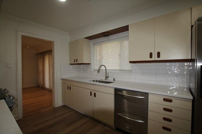 Building Photo - 4104 N Ivy Rd NE