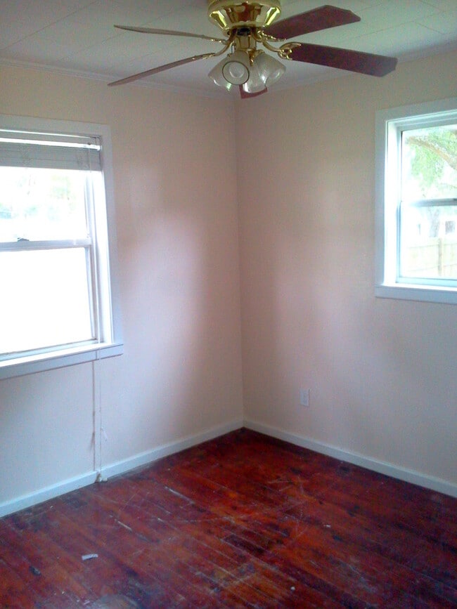 Building Photo - Awesome 2BR/1BA w/Open Floor Plan, Deck, L...