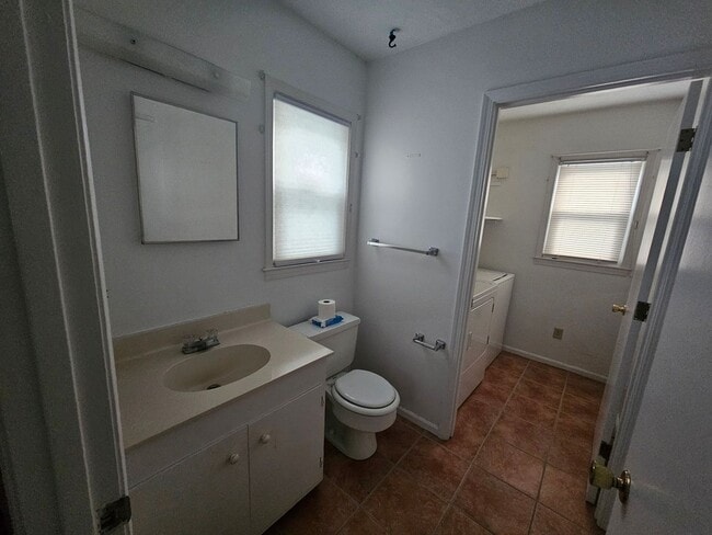 Building Photo - Two blocks from the beach!