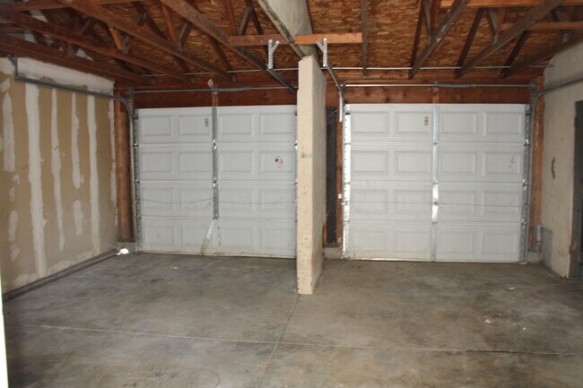 Building Photo - Updated 4 bedroom, 1 1/2 bathroom Townhome...
