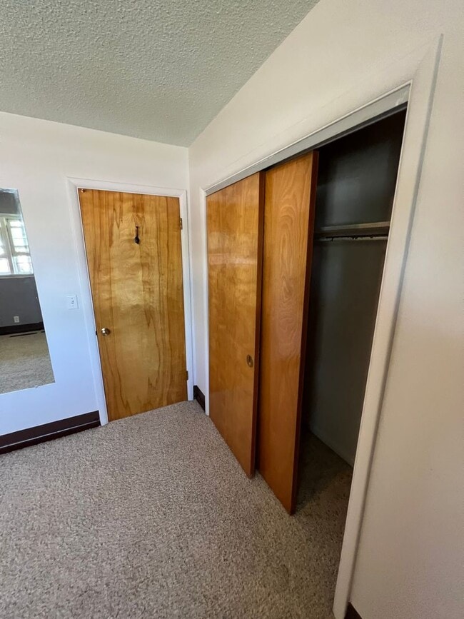 Building Photo - 429 E Pine St