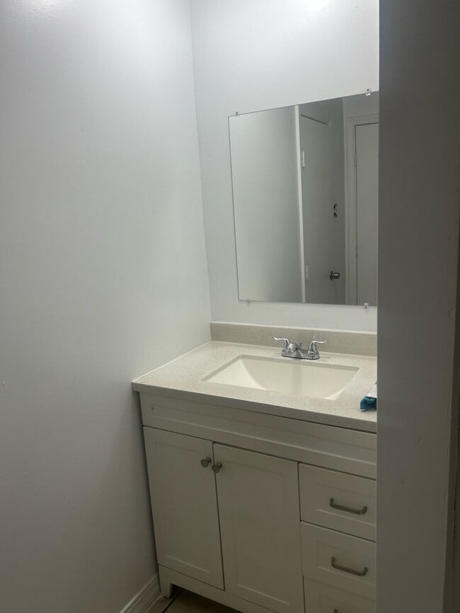Building Photo - 408 S Foster Dr