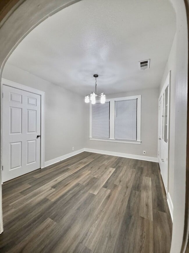 Building Photo - $500 OFF FIRST MONTH'S RENT MOVE IN SPECIAL-ADORABLE REMODELED HIGHLAND-CENTENARY HOME