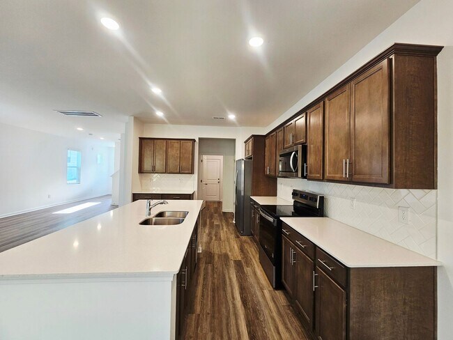 Building Photo - Gated Community with Amenities!