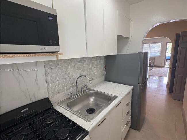 Building Photo - 503 75th St