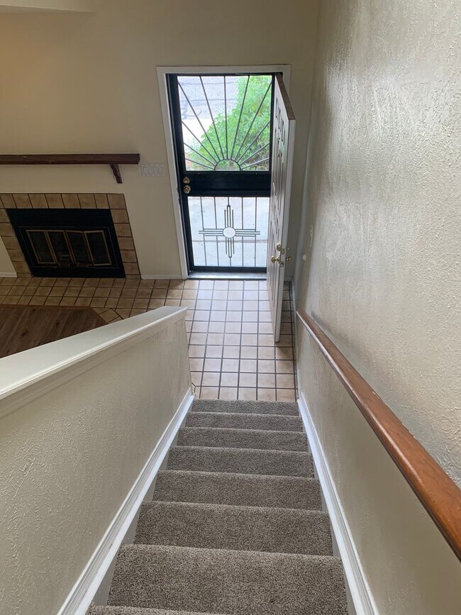Building Photo - Townhome Style 2bed/1.5 bath