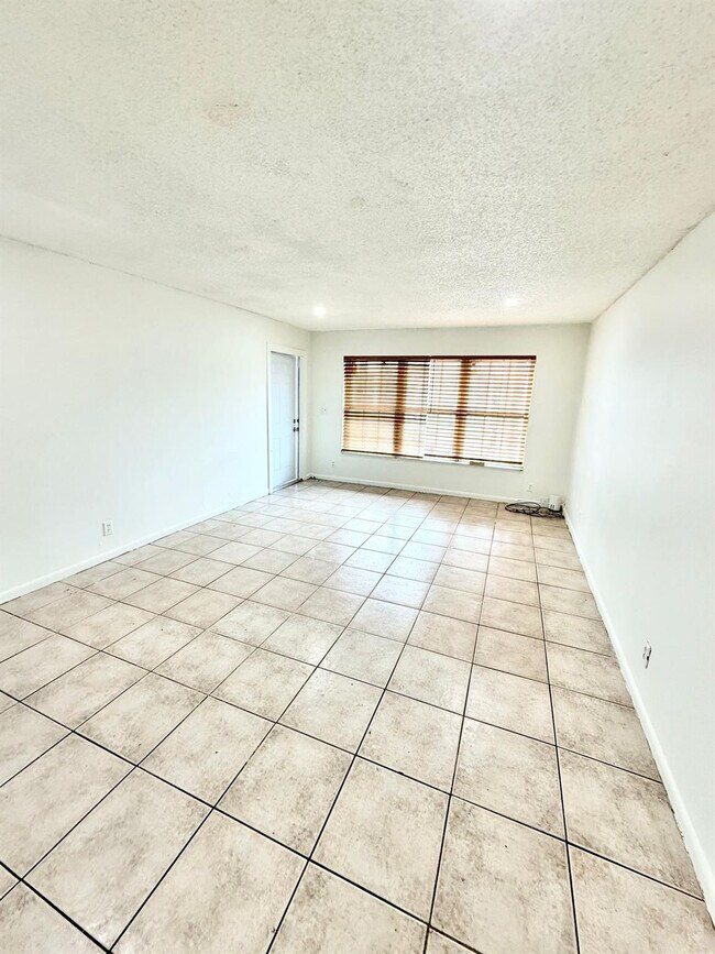 Building Photo - 5730 NW 27th Ct