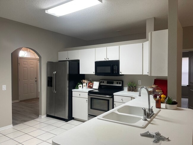 Building Photo - MOVE IN FEB 24TH!      4 Bedroom Valrico home with no carpet and a fenced yard