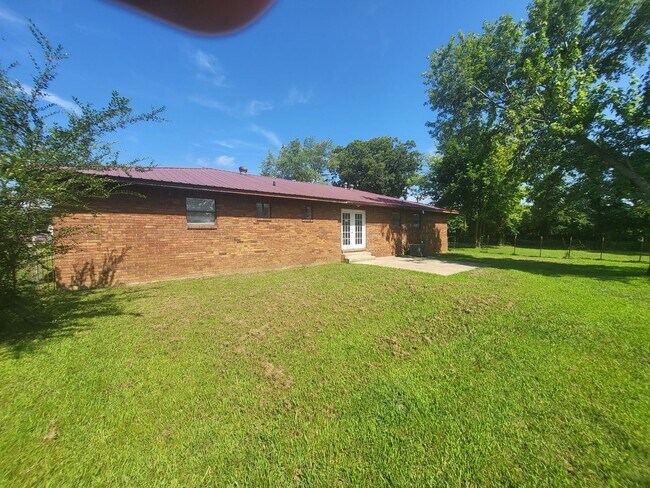 Building Photo - Move-in Ready!  3-Bed, 2-Bath Farmington Home.  Fenced-in backyard + 2x Car Garage