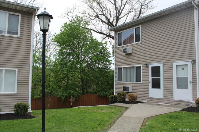 Building Photo - 8 Fishkill Glen Dr