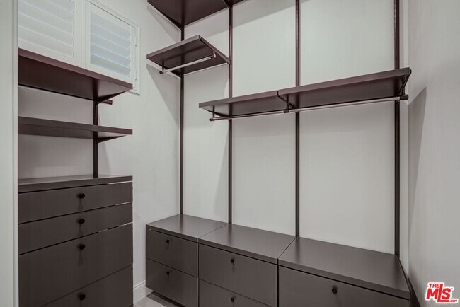 Building Photo - 1444 S Point View St