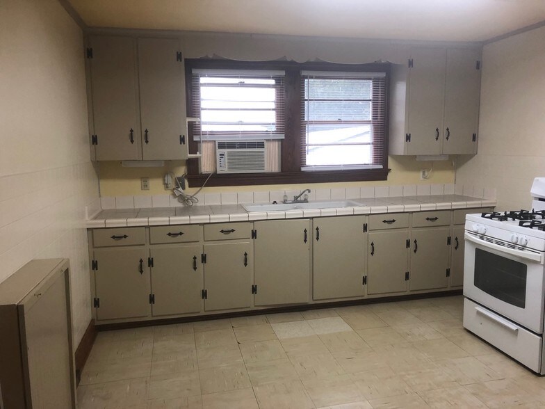 Building Photo - 704 E Thomas St