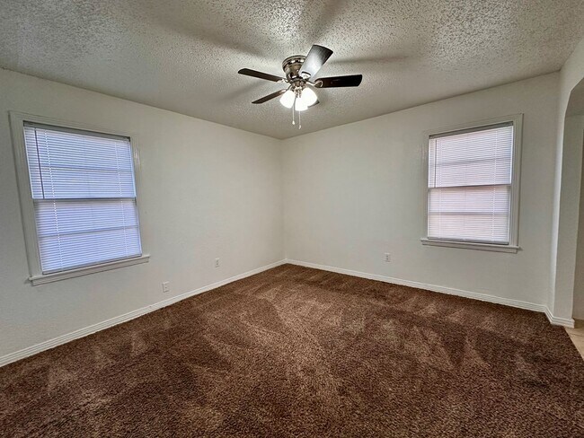 Building Photo - 3120 Chestnut Ave