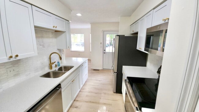 Building Photo - Knoxville 37920 - Completely Renovated 4 Bedroom, 4 Bath home - Contact Tanner Fee (865) 850-5103